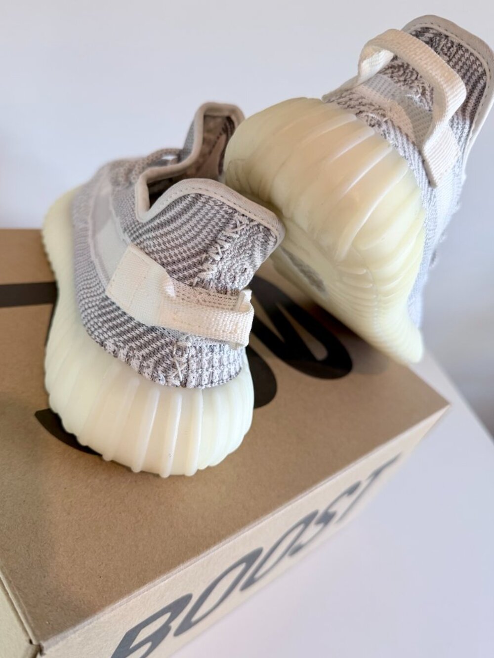 ADIDAS YEEZY BOOST 350 V2 “STATIC” EF2905 - US 7 - Picture 3 of 6